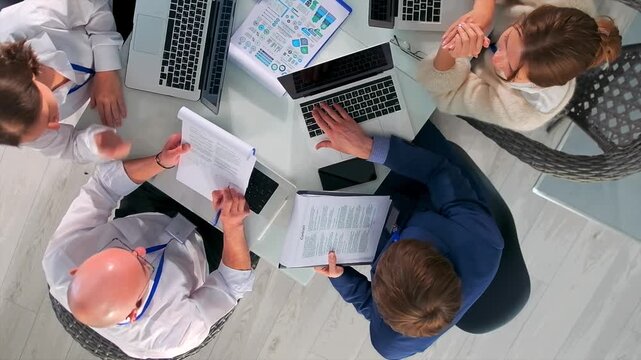 team practicing presentation, team conducts rehearsal with mentor feedback on presentation, group rehearses pitching skills around computer while receiving constructive mentorship and coaching