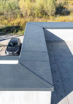 Metal parapet with standing-seam lock