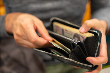 財布からお金を出す男性