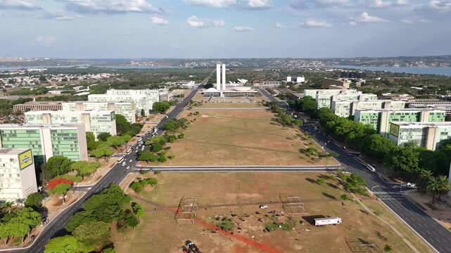 V&iacute;deo com vis&atilde;o a&eacute;rea panor&acirc;mica de Bras&iacute;lia, capital do Brasil, mostrando o Eixo Monumental, Esplanada dos Minist&eacute;rios, Congresso Nacional e &aacute;reas verdes sob c&eacute;u limpo