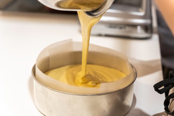 ケーキ作り_生地を型に流し入れる