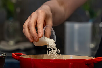 鍋にお米を入れる風景