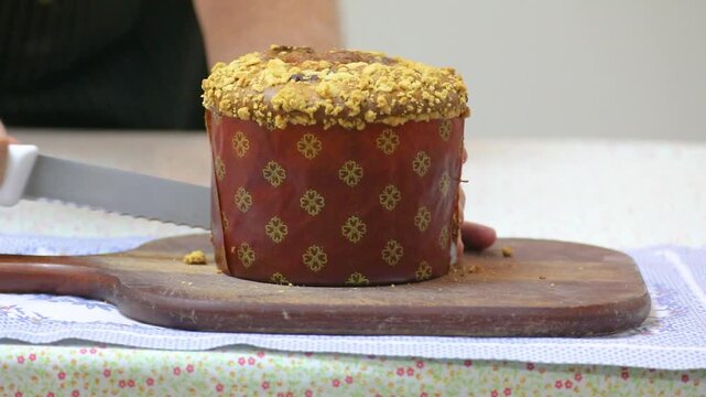 Cutting into a homemade, naturally leavened panettone with a Brazilian touch, with gaucho cuca farofa on the surface. A creative and unique touch in the world known as cucatone.