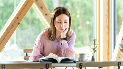 カフェで読書をする女性