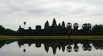 Obraz premium Angkor Wat temple reflected in water Siem Reap Cambodia a historic landmark