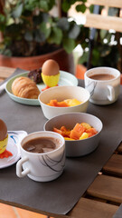 Breakfast table with eggs, bread, and coffee in Colombia / Mesa de desayuno con huevos, pan y café en Colombia