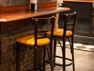 静かに待つパブのカウンター席