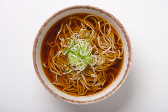 食堂のかけそば（関東風つゆ）俯瞰写真