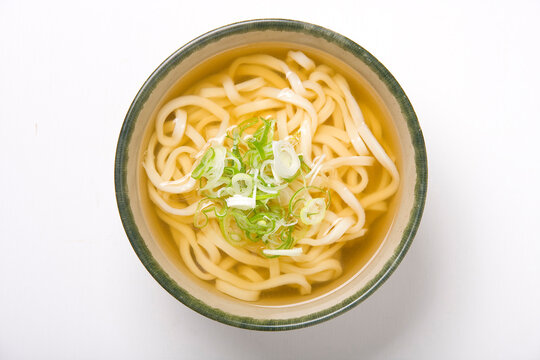 食堂のかけうどん（関西風つゆ）俯瞰写真｜Kansai-Style Kake Udon &ndash; Japanese Noodle Soup (Top View)