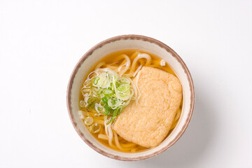食堂のきつねうどん（俯瞰写真）
