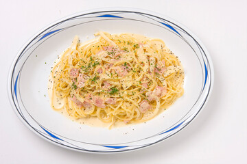 食堂のカルボナーラ（俯瞰写真）Cafeteria-Style Carbonara Pasta (Top View)