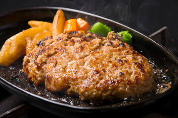 鉄板で焼いた手ごねハンバーグ