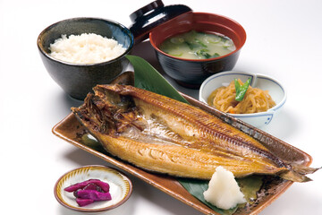 食堂の焼き魚（ホッケ）炙り焼き定食