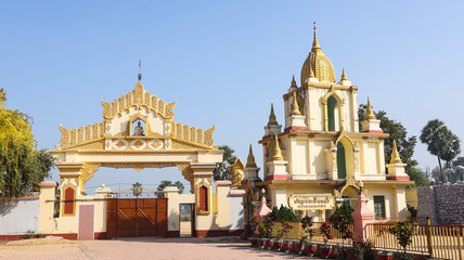 Obraz premium India, Bihar, Bodh Gaya, Monasteries of Different Countries Located Near Mahabodhi Temple. The Sacred Buddhist Place. 