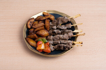 Alloco brochette de bœuf plat traditionnel africain