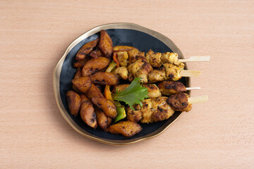 Alloco brochette de poulet plat traditionnel africain
