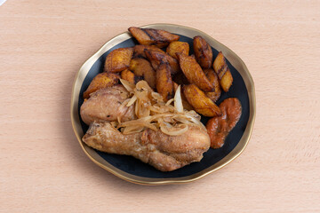 Alloco pilon de poulet plat traditionnel africain