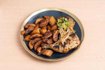 Alloco poulet braisét plat traditionnel africain