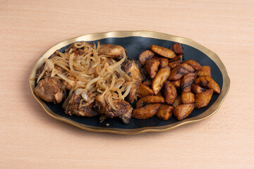Alloco choukouya de poule plat traditionnel africain
