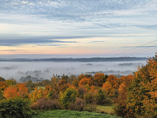 Mystische Nebellandschaft über Trosky am Morgen