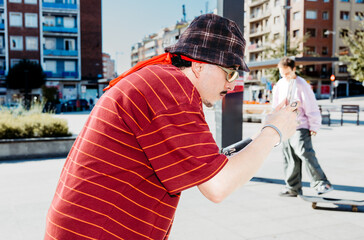 Skater recording friends with phone during a skate session © Raquel