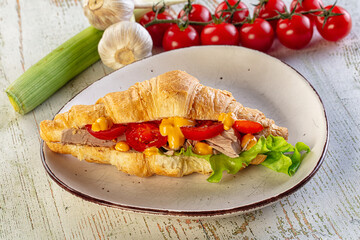 Croissant with tuna, tomato and salad