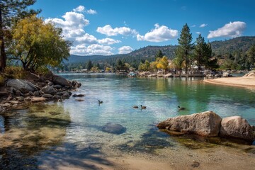 Obraz premium Scenic View of Big Bear Lake, California: A Perfect Getaway Surrounded by Majestic Trees and Rocky Shores