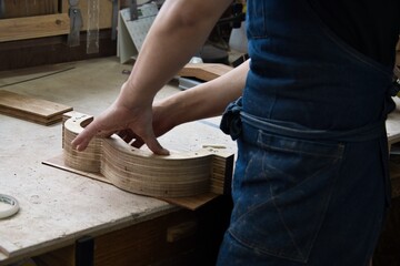 全て手作業で作られるギター