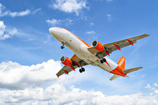 Barcelona, ​​Spain; April 5, 2025: EasyJet Airbus A319 landing at Barcelona-El Prat Josep Tarradellas Airport