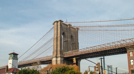 Fototapeta premium Brooklyn Bridge desde el cruce de la calle Fulton con la calle Furman. Detalles arquitectónicos del icónico puente que conecta Brooklyn y Manhattan en Nueva York, USA. 11 de noviembre de 2019.