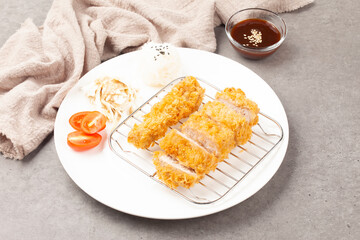 빵가루를 묻힌 돼지고기를 기름에 튀긴 서양 요리.
A Western dish of breaded pork fried in oil.
