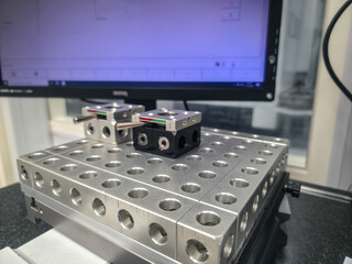 Obraz premium High-precision equipment demonstrated on a testing platform in a laboratory setting