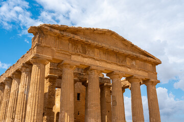 Obraz premium Temple of Concordia in Agrigento, Sicily on a sunny day