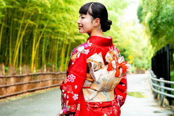 Obraz premium 振袖を着て竹林にたたずむ日本人女性