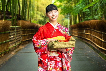 贈答品を手に持つ振袖姿の女性