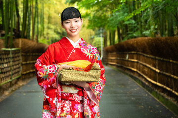 贈答品を手に持つ振袖姿の女性