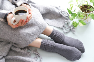 コーヒーを飲む女性　冷え性イメージ