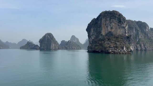 Islotes en la bah&iacute;a de Ha Long, Vietnam