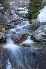 torrent dans les alpes, pose longue, eau pure et fra&icirc;che venant de la fonte des glaces et de la neige