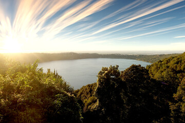Esplosione di Luce Solare e Scie di Nuvole sul Lago Albano e Paesaggio Boscato 4495