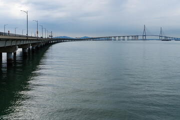 Obraz premium idyllic seascape with a long highway bridge