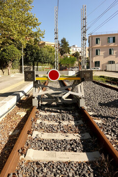 Fine Corsa di un Binario Ferroviario con Paraurti e Segnale di Stop in Stazione  4520