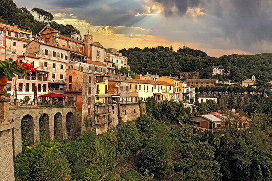 Casette e Archi del Borgo di Nemi sulla Collina Sotto un Cielo Drammatico, Nemi, Borgo storico