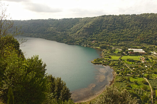 Veduta aerea e Panoramica del Lago di Nemi e della Sponda con Vegetazione 4578