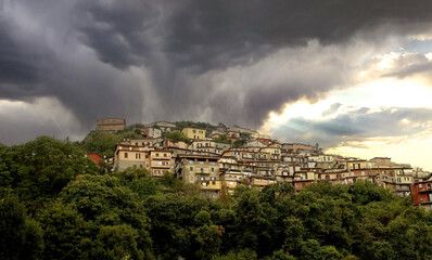 Fototapeta premium Rocca di Papa Sotto un Cielo Burrascoso e Drammatico al Tramonto 4587