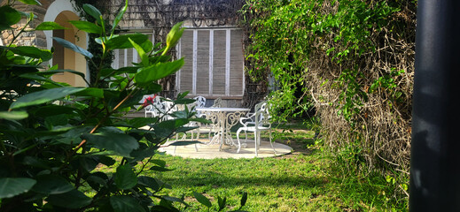 Obraz premium A pair of vintage white wrought iron chairs with intricate floral patterns