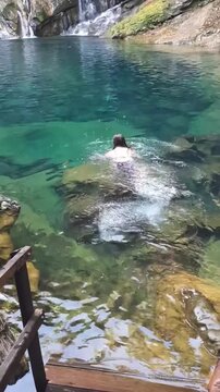 mulher nas &aacute;guas do po&ccedil;o azul, chapada das mesas, maranh&atilde;o 