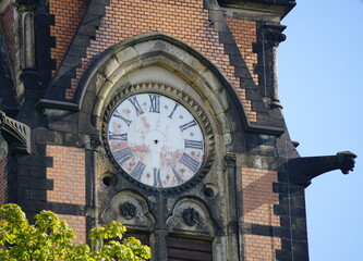 Die Turmuhr der Kirche wird repariert