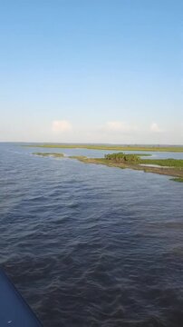 mulher fotografando paisagem em barco no rio amazonas