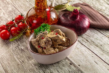 Stewed chicken liver with cream